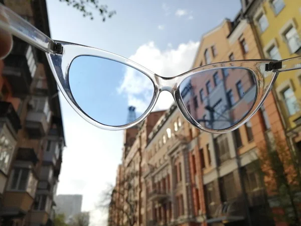 Wir Blicken Den Himmel Und Bauen Durch Blaue Brillengläser — Stockfoto
