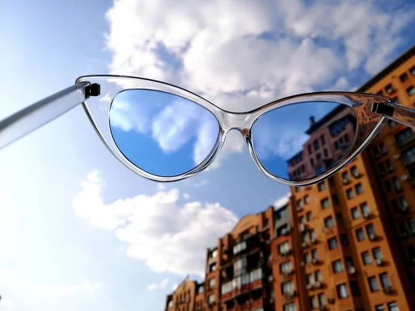 Patrzymy Niebo Przez Niebieskie Soczewki Okularów — Zdjęcie stockowe