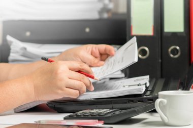 Muhasebeciler şirket gelirlerini ve giderlerini hesaplamak için hesap makineleri kullanıyorlar..