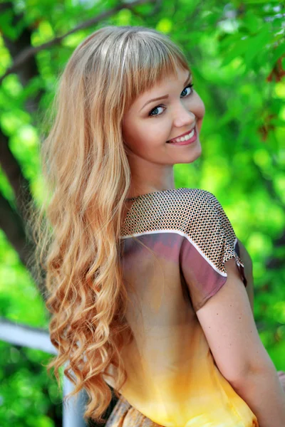 Cheveux longs, belle blonde — Photo