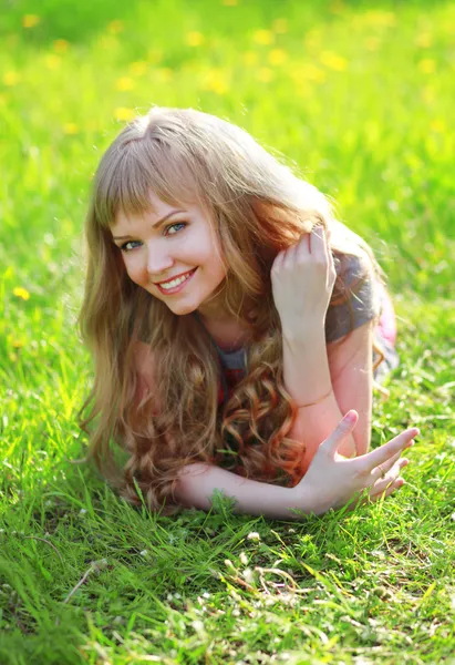 Blond på soliga lawn.unique.charming gamla girl.happy man.spring,light,fresh,warm,bright,magical,amazing,blue-eyed, läckra. harmoni med world.open att world.gratitude till liv. — Stockfoto