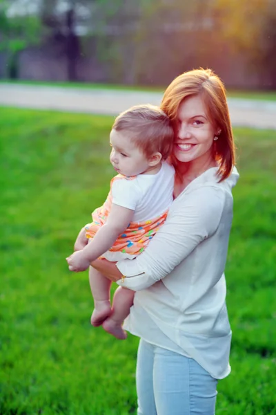 Mamá y su hija. Primavera — Foto de Stock