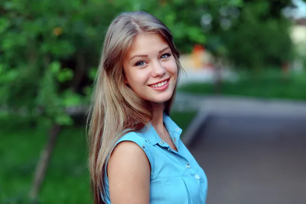 Linda chica primaveral. Belleza en el parque, caminar, disfrutar de una mujer encantadora — Foto de Stock