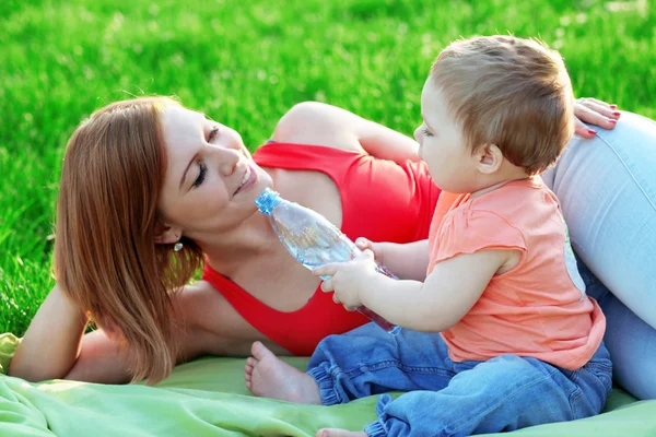 Soins, fille et maman — Photo