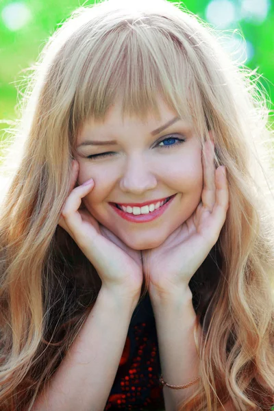 güzel sarışın kız winks.wonderful kadın, mutlu bir insan, kalp kalp talk.psychic girlfriend.best arkadaş company.friendly,destiny samimi secrets.listener,flirt.alluring,sweet ruh