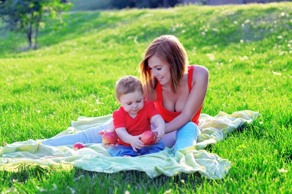 Maman et fille, pique-nique, été.Prise, lumière, frais, lumineux, magique, étonnant, aux yeux bleus, luxuriant.Harmonie avec le monde.Ouvert au monde.Gratitude à la vie. liberté, légèreté, amour, joie.Fille sur la nature . — Photo