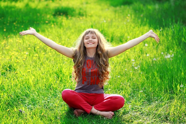 Incroyable journée magique d'été.Tranquillité, bonheur, bonne fortune.Charmante blonde. Une femme heureuse. Harmonie avec le monde.Ouvert au monde.Gratitude à la vie.Mains au ciel. Santé, passe-temps — Photo