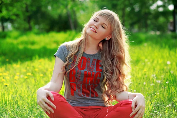 Rubia haciendo yoga.Deportes, belleza, salud, pasatiempos, verano, calor, vacaciones, naturaleza, estilo de vida saludable.Verano day.Amazing mujer, felicidad, libertad, ligereza, amor, joy.Girl en nature.Peacefulness, buena fortuna — Foto de Stock