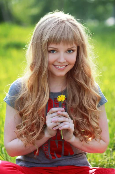 Schöne sonnige woman.flower in hand.summer.unique.charming alten girl.happy man.spring, Licht, frisch, hell, magisch, erstaunlich, blauäugig, luscious.harmony mit der Welt.open to the world.dantitude to life. — Stockfoto