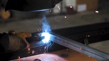 Metal bir levha ile çalışan bir adamın görüntüsü. Yakın plan. Yüksek kalite 4k görüntü