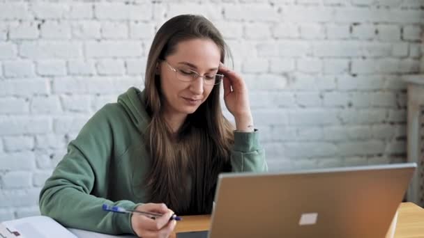 Lachende Vrouwelijke Student Bril Elearning Studie Met Online Tutor Leraar — Stockvideo