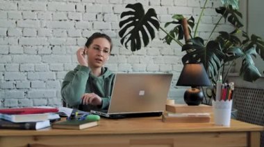 Beyaz kadın evde dizüstü bilgisayar kullanmakta zorlanıyor..