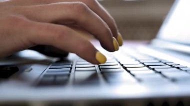Kapatın. İnternette ofis güneşinde tuşlara yazı yazan kadın elleri. Kaydırma kamerası