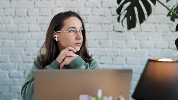 Estudante branco grave digitando no laptop preparando o trabalho do curso — Vídeo de Stock