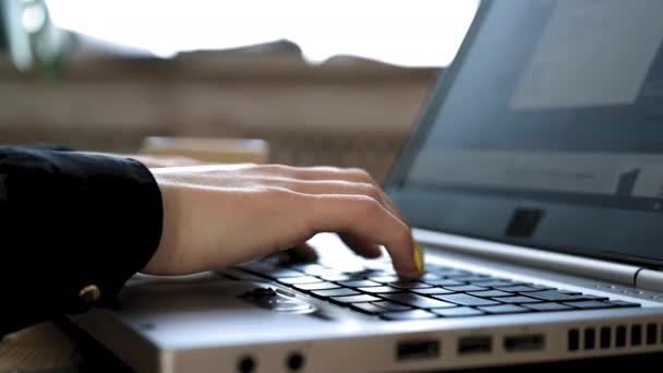 Fecha. Mulher mãos digitando em keybord no escritório luz solar on-line. Desliza a câmara. Câmera zooms em. — Vídeo de Stock