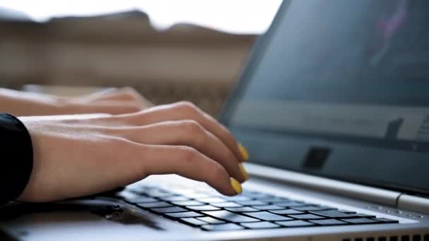 閉めろ。オンラインでオフィスの日光のキーボードを入力する女性の手。スライドカメラ — ストック動画