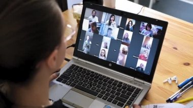 Webcam şirketi toplantı konsepti. Merkez ofisten çalışan bilgisayar uygulaması kullanarak çevrimiçi grup sanal sohbetinde patron ve iş arkadaşlarını uzaktan konferansa bağlayan bir uzaktan çalışan. Omuz üstü bilgisayar ekran görüntüsü