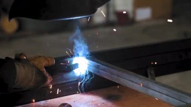 Metal bir levha ile çalışan bir adamın görüntüsü. Yakın plan. Yavaş çekim