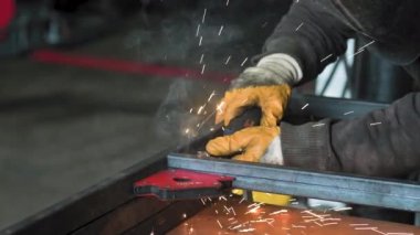 Metal bir levha ile çalışan bir adamın görüntüsü. Yakın plan. Yavaş çekim