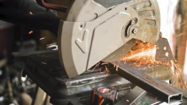 Metal bir levha ile çalışan bir adamın görüntüsü. Yakın plan.