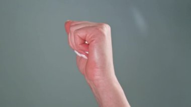 Hapları ver, yavaş çekimde düşerler. İlaç şirketlerine bağımlılık teması ve gerekli ilaçlar. Vitaminler gri arkaplanda izole edildi.