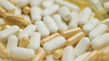 Tıp konsepti. İlaç geçmişi var. Farklı ilaçlar, antibiyotikler ve vitamin değişimi. Ağır çekim. Yakın plan. 
