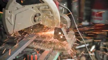 Metal bir levha ile çalışan bir adamın görüntüsü. Yakın plan.