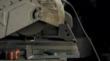 Metal bir levha ile çalışan bir adamın görüntüsü. Yakın plan.