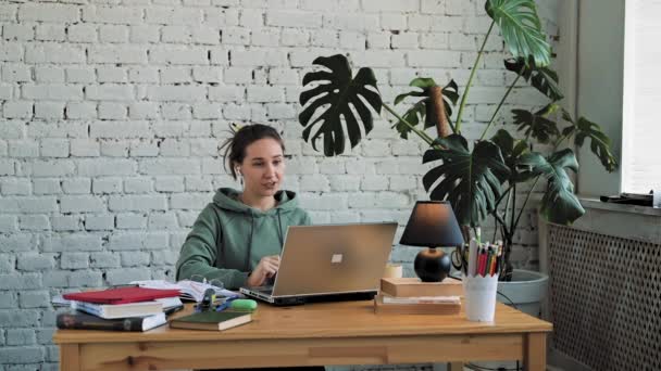 젊은 비지니스 여성 근로자 사무실 책상에 앉아서 휴식을 취하고 노트북 작업 이 완료되면 일에 만족 합니다. 일은 잘 수행되었습니다. — 비디오