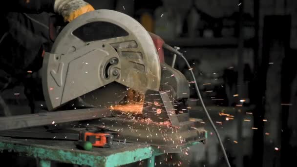 Optagelser af en mand arbejder med slibning af et stykke metal. Nærbillede. Langsom bevægelse – Stock-video