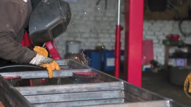 Nagranie mężczyzny pracującego przy szlifowaniu blachy. Zbliżenie — Wideo stockowe