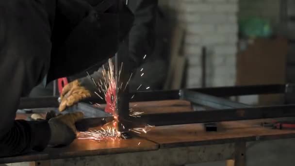 Optagelser af en mand arbejder med slibning af et stykke metal. Nærbillede – Stock-video