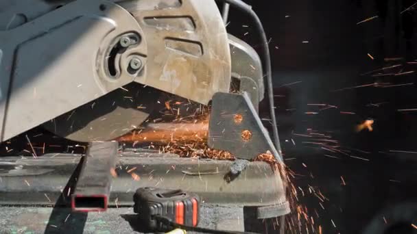 Optagelser af en mand arbejder med slibning af et stykke metal. Nærbillede. – Stock-video