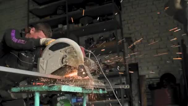 Metal bir levha ile çalışan bir adamın görüntüsü. — Stok video