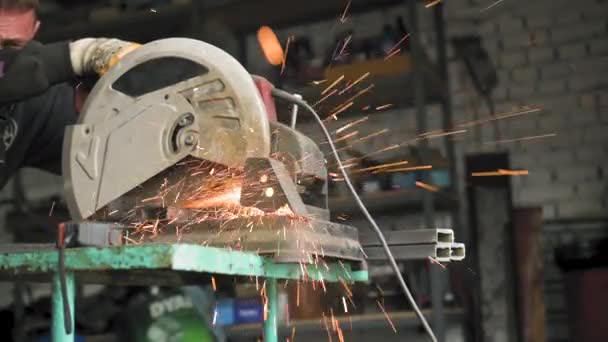 Filmagem de um homem trabalhar com moagem de uma folha de metal — Vídeo de Stock