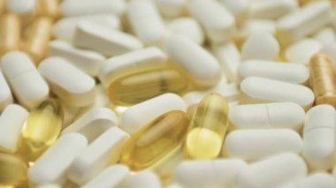 Tıp konsepti. İlaç geçmişi var. Farklı ilaçlar, antibiyotikler ve vitamin değişimi. Ağır çekim. Yakın plan. 