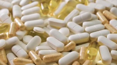 Tıp konsepti. İlaç geçmişi var. Farklı ilaçlar, antibiyotikler ve vitamin değişimi. Ağır çekim. Yakın plan. 