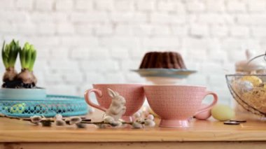 Paskalya sofrasını söğüt ağacından yapılmış vazolarla süslemek yumurta ve tavşanlarla. 4k