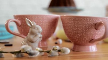 Paskalya sofrasını söğüt ağacından yapılmış vazolarla süslemek yumurta ve tavşanlarla. 4k