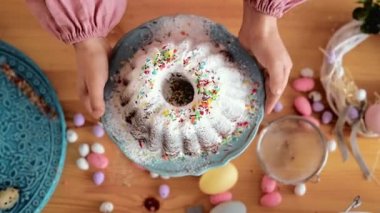 Sevimli küçük kız, modern mutfakta annesine pasta için hamur hazırlarken yardım ediyor, küçük kıza evde kek pişirmeyi öğreten mutlu bir anne. Yakın plan.