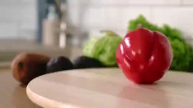 Taze meyve ve sebzeler karanlık mutfak masasında, taze organik sebzelere yakın çekim, yavaş çekim, 4k