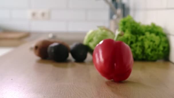 Κοντινό πλάνο 4k πλάνα από πολλά φρέσκα εποχιακά λαχανικά σε μαύρο φόντο, Έννοια της υγιεινής διατροφής και των βιολογικών τροφίμων, Ιδανικό υπόβαθρο για χορτοφάγους ή vegan. Γεωργικές και γεωργικές εκμεταλλεύσεις — Αρχείο Βίντεο