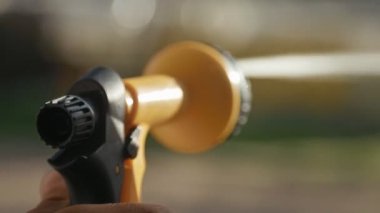 Bahçıvanlık ve bakım. Çimleri sulayan hortumla insan ellerine yakın çekim, 4k.