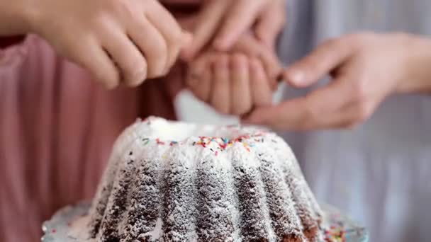 Las manos de la madre y el niño decoran una magdalena. El niño prepara un pastel con su madre. Primer plano — Vídeo de stock