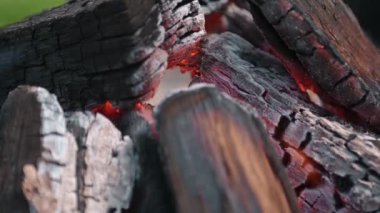 Yakacak odun ızgarada yanıyor. Doku ateş közleri. Yanan ateş. Yavaş çekim.