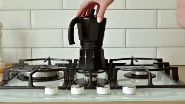 Stellen Sie eine Geysir-Kaffeemaschine auf einen Gasherd, um Kaffee zu Hause aus nächster Nähe mit künstlichem blauen Licht zu kochen, Morgenroutine zu Hause, Zeitlupe — Stockvideo