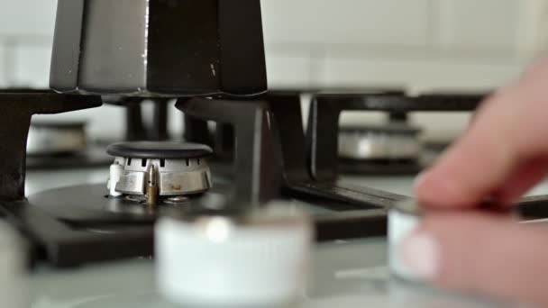 Närbild gasspis värmer upp en gejser kaffebryggare i köket, Geyser kaffebryggare på gas i köket, Slow motion — Stockvideo