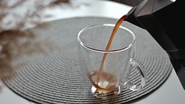 Tiszta üvegbögrébe öntött kávé lassított felvételben — Stock videók