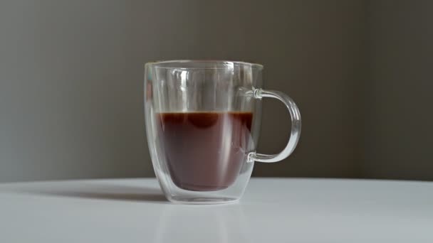 Een vrouwenhand plaatste een koffiebeker op tafel, Zijaanzicht, Slow motion — Stockvideo