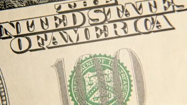 Makro video, izole edilmiş dolarların masaya yatırılması, George Washington ve Benjamin Franklin 'in portreleri, 100 dolarlık banknotlar, nakit çekilmesi, para ve finans, ağır çekim, 4k